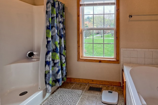 full bath featuring plenty of natural light, visible vents, baseboards, and curtained shower