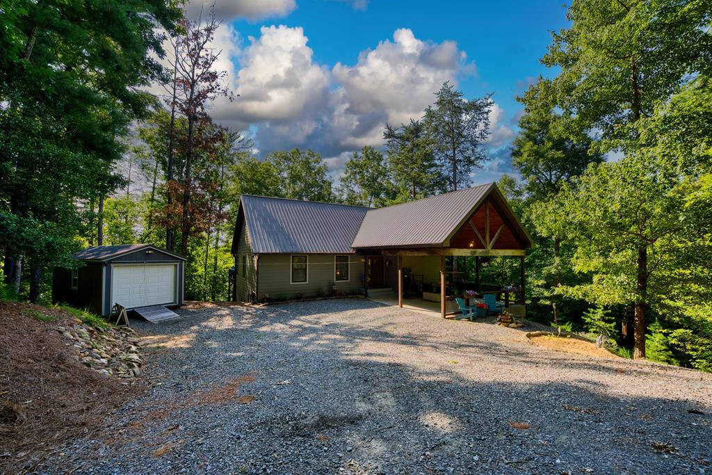 view of front facade featuring an outdoor structure and a garage