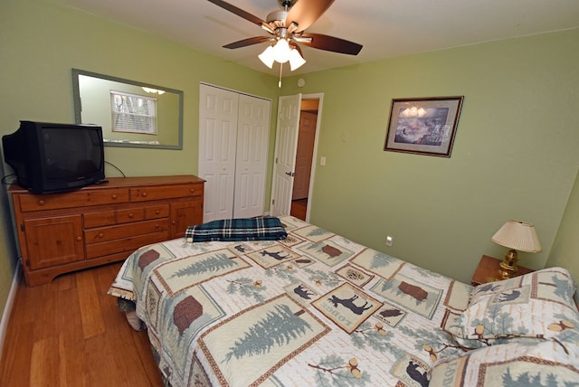 bedroom featuring ceiling fan, wood-type flooring, and a closet