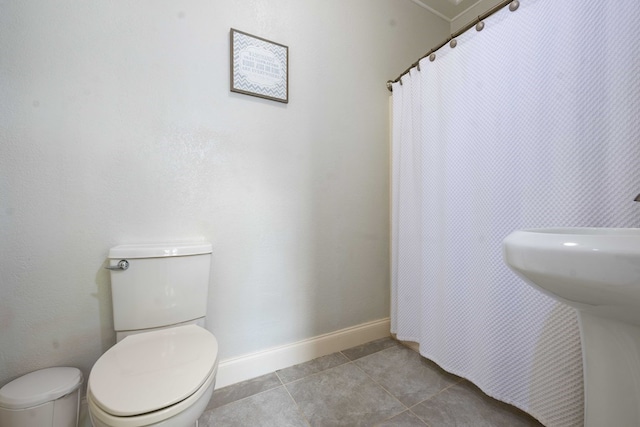 full bathroom with baseboards, toilet, tile patterned floors, and a shower with shower curtain