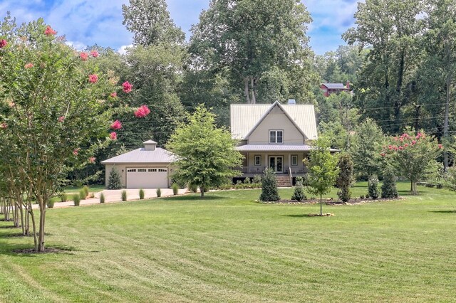 view of front facade featuring a porch and a front lawn