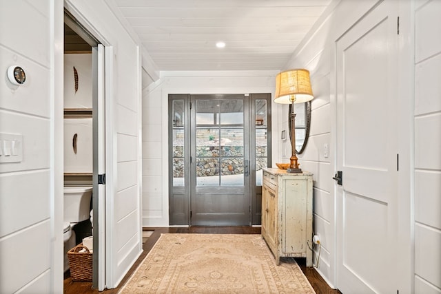 foyer entrance featuring dark wood-style floors