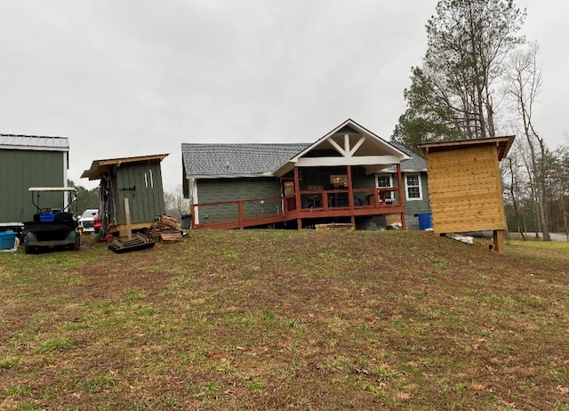 back of house featuring a lawn