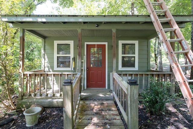 doorway to property with covered porch