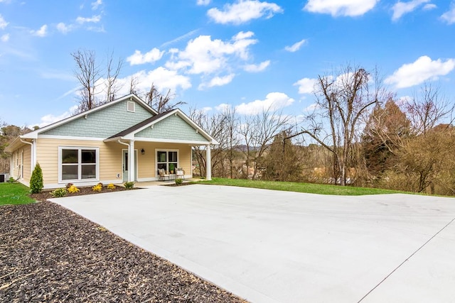 view of front of house featuring covered porch and driveway