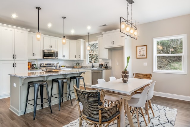 dining room with recessed lighting, dark wood-style floors, visible vents, and baseboards