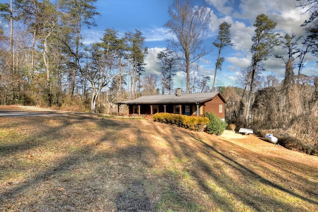 view of front facade featuring a front yard