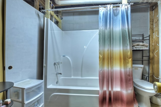 bathroom featuring toilet and shower / bath combo