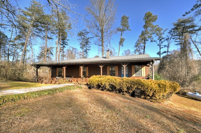 view of front of property featuring a front yard and covered porch