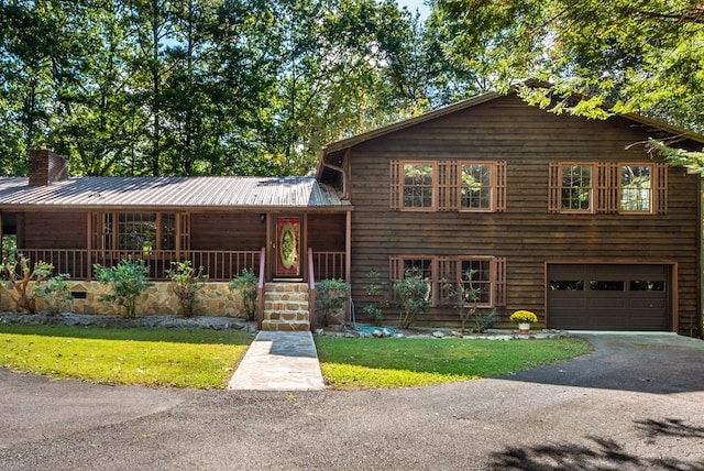 view of front facade featuring a garage