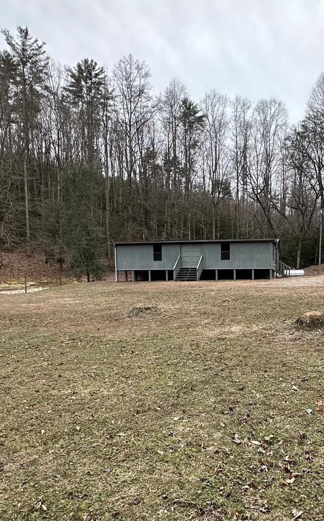 view of front of house featuring a front lawn