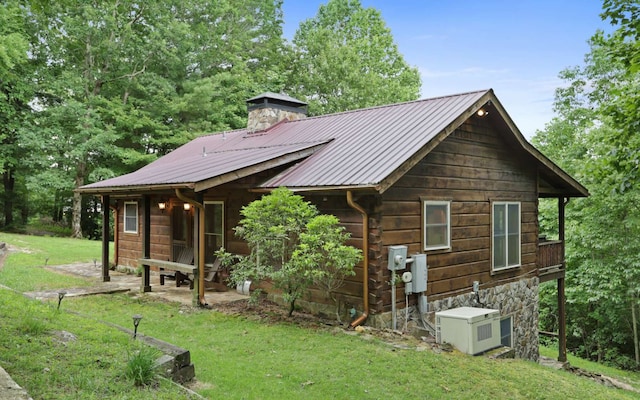 view of front facade featuring a front yard