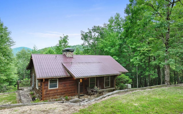 cabin featuring a front lawn