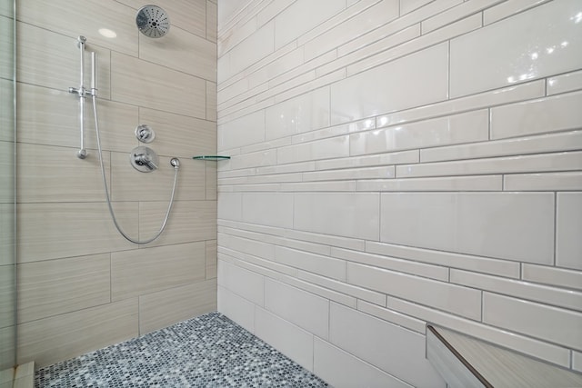full bathroom featuring tiled shower