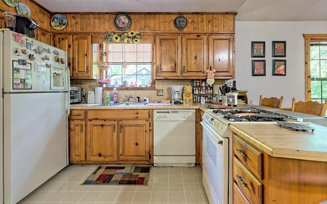 kitchen with plenty of natural light, sink, a textured ceiling, and white appliances