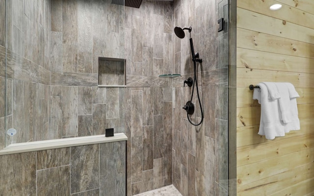 bathroom featuring tiled shower