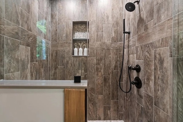 bathroom featuring a tile shower