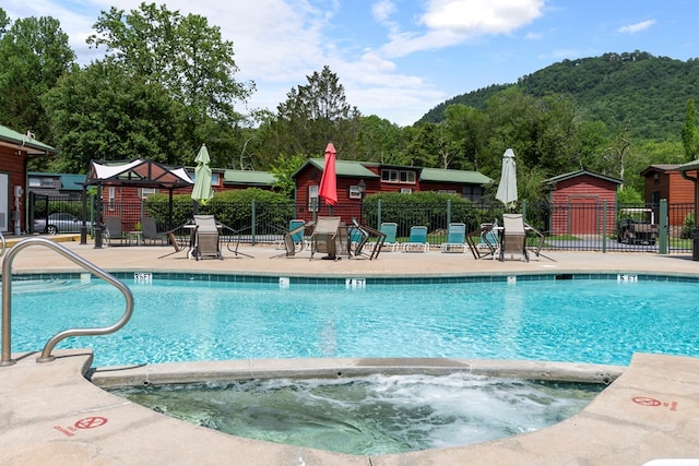 106 River Vista Dr, Dillard, GA 30537 - community pool with a hot tub and a patio