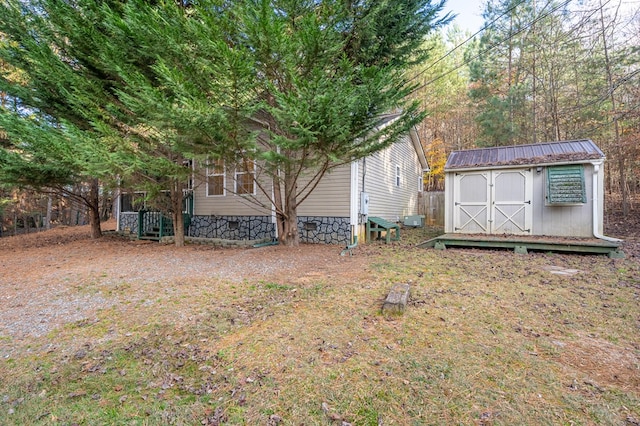 view of yard with a storage shed