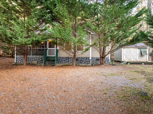 view of yard with a storage unit