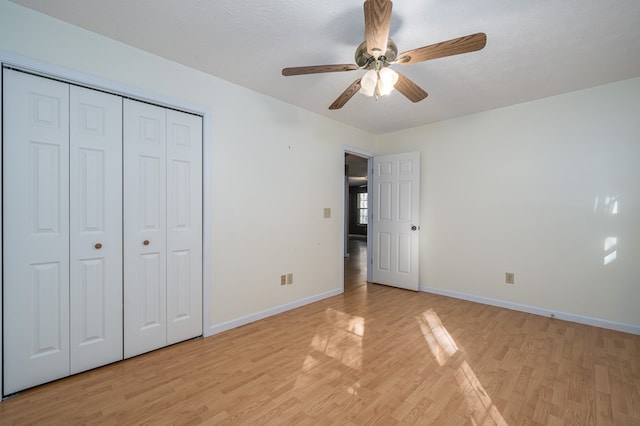 unfurnished bedroom featuring a textured ceiling, light wood-type flooring, a closet, and ceiling fan