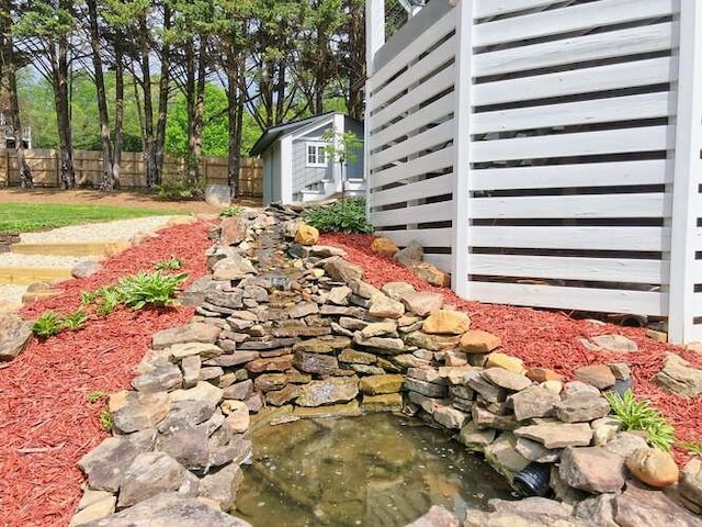 view of yard featuring a shed