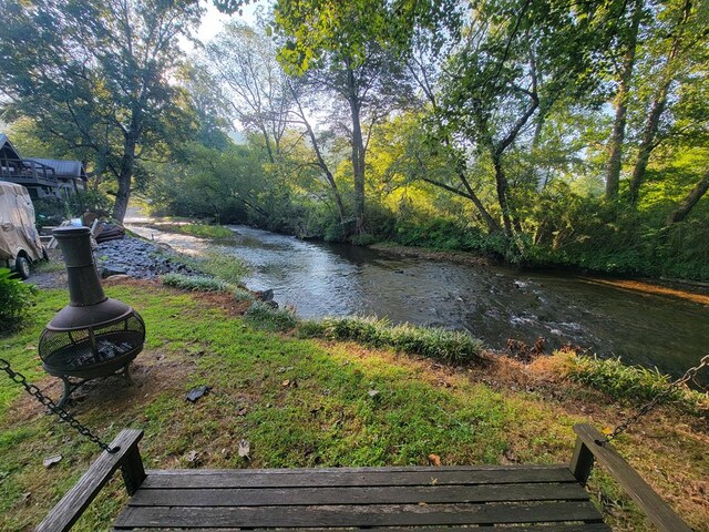 view of yard featuring a water view