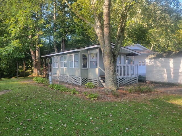 view of front of property with a front yard