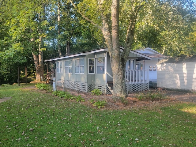 view of front of house featuring a front yard