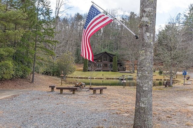 view of yard featuring a water view