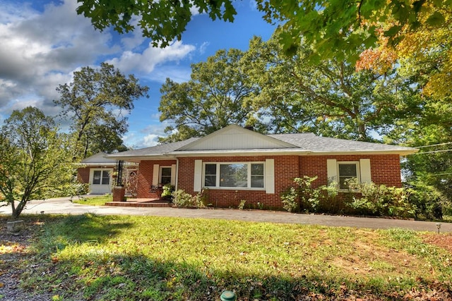 single story home featuring a front lawn