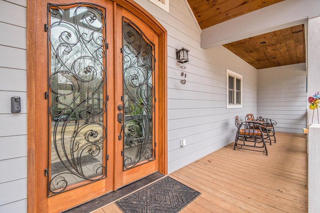 property entrance featuring covered porch