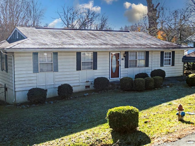 ranch-style house featuring a front yard