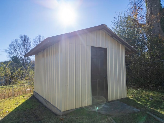 view of outbuilding with a yard