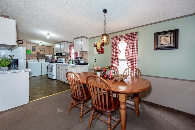 dining room with vaulted ceiling, separate washer and dryer, sink, and a textured ceiling