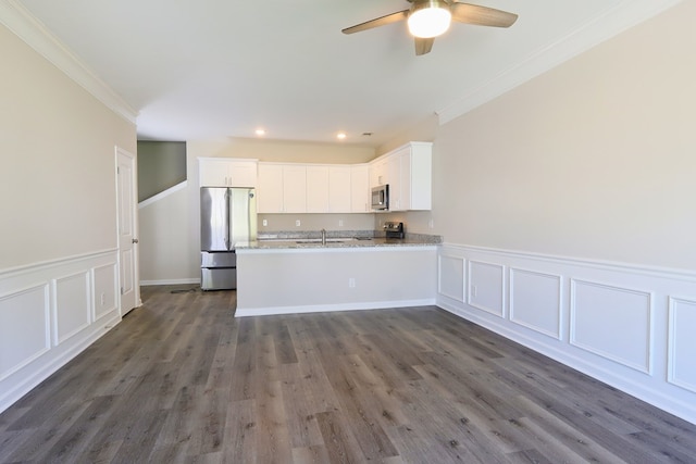 65 Hood Park Ct, Jasper, GA 30143 - kitchen featuring stainless steel appliances, a sink, a peninsula, ornamental molding, and white cabinets