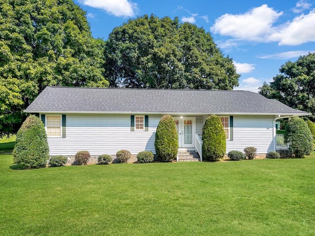 ranch-style house featuring a front yard