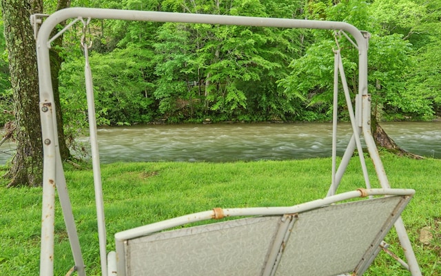 view of grassy yard featuring a water view