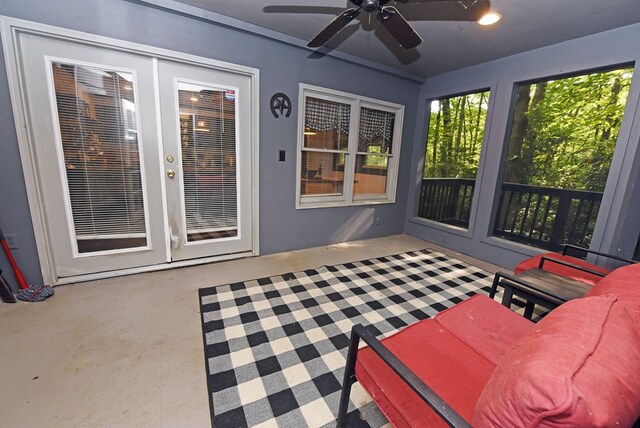 sunroom with ceiling fan