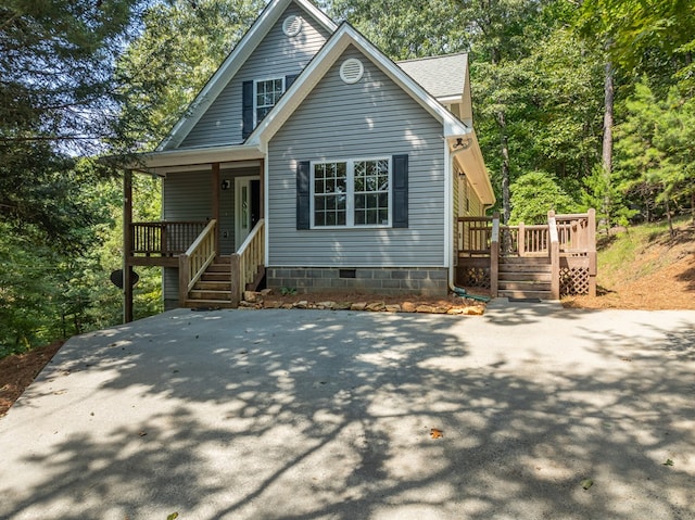 view of front property featuring a deck