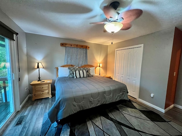 bedroom with a closet, a textured ceiling, hardwood / wood-style flooring, and ceiling fan