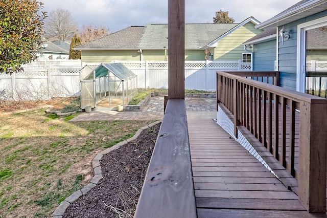 view of yard with an outbuilding