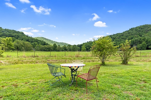 view of yard featuring a view of trees and a rural view