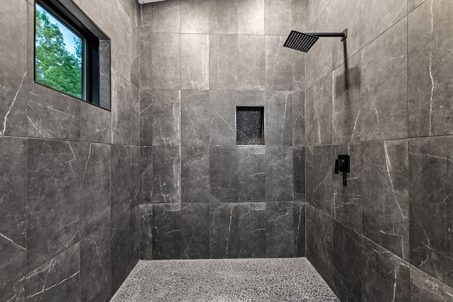 bathroom featuring a tile shower