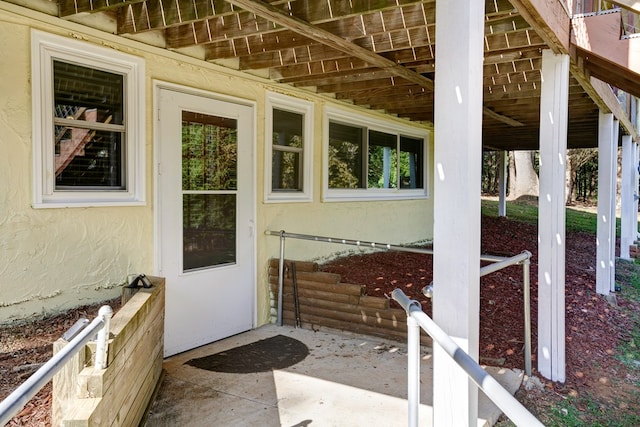 property entrance featuring a patio