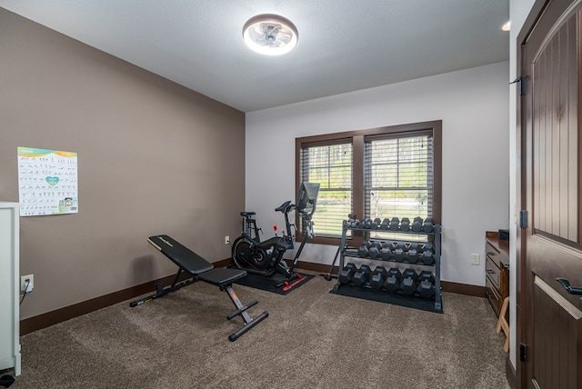 workout room featuring baseboards