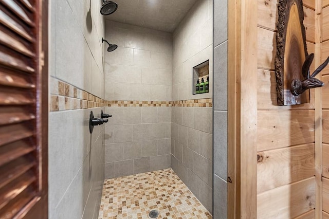 bathroom featuring tiled shower