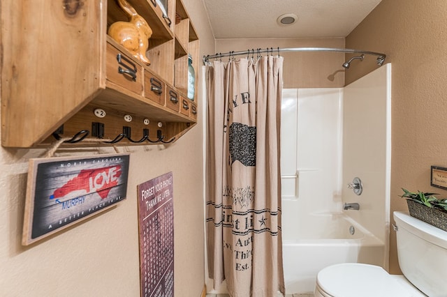 bathroom featuring shower / tub combo with curtain, a textured wall, and toilet