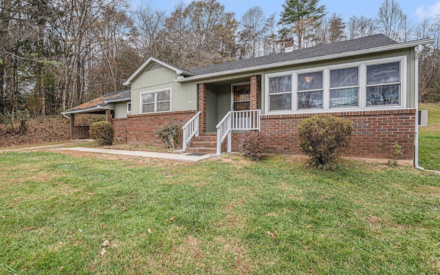 view of front of home featuring a front lawn