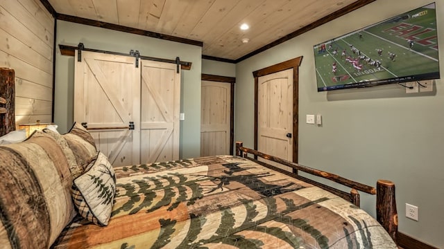 bedroom with a barn door, ornamental molding, recessed lighting, wood ceiling, and baseboards